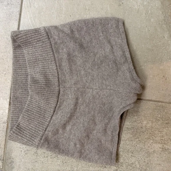 SKIMS WOOL CASHMERE
FOLDOVER HOT SHORT
| LINEN / S - Picture 4 of 6